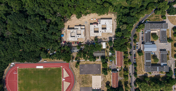 Der Campus Am Neuen Palais erhält in den kommenden Jahren – westlich der gleichnamigen Straße – ein gänzlich neues Gesicht. In vier Bauabschnitten gibt es eine umfassende „Landschaftspflegerische Instandsetzung und bauliche Neuordnung“ nach einem Entwurf des Berliner Architekturbüros Bruno Fioretti Marquez. Zum Abschluss werden die Sportanlagen in Richtung Kaiser-Friedrich-Straße verlegt.