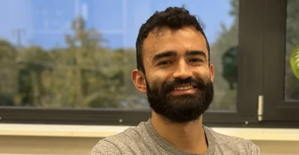 Francisco Peña Camargo lächelnd im Vordergrund