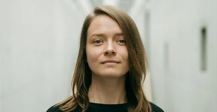 Isabelle Golz vor einem hellen Hintergrund