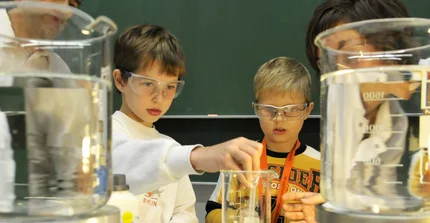 Kinder im Labor