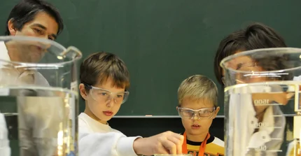 Kinder im Labor