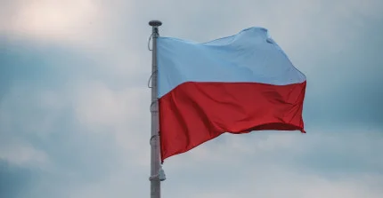 polnische Flagge weht im Wind