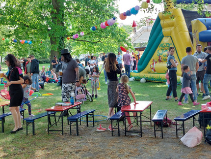 Spielende Kinder auf einem Fest°