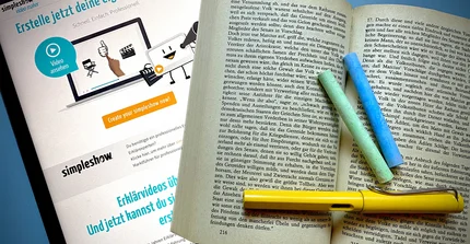 Tablet, Buch und Kreise zum Thema Soziale Medien im Geschichtsunterricht