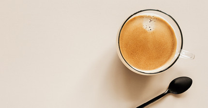 Kaffeetasse mit einem Teelöffel von oben