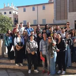Gruppenbild vor dem Archäologischen Zentrum