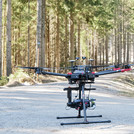 Drohne fliegt über den Weg