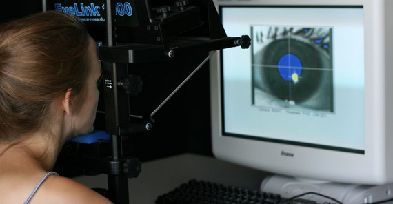 Im Eyelab wird den Probanden „auf die Augen geschaut“ und so ihr Leseverhalten untersucht. Fotografin: Anna Trapp.