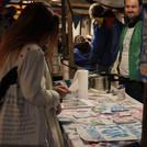 Der Verein „Start with a Friend“ auf dem Markt der Möglichkeiten verteilt viele Flyer am Stand.