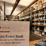 Schild beim philosophischen Weinsalon