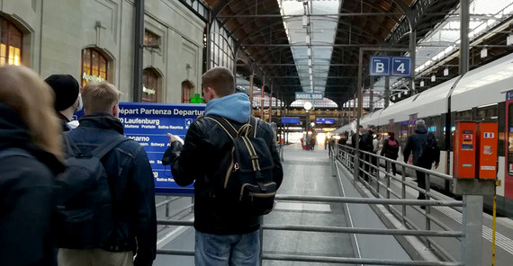 Das Bild zeigt Reisende auf dem Bahnhof Basel. Foto: Dr. Nina Mindt