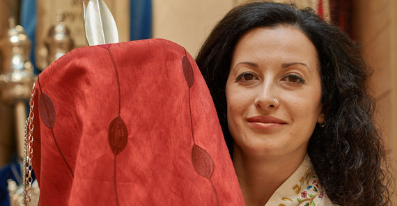 Svetlana Kundish mit einer Tora-Rolle in der Braunschweiger Synagoge. Foto: AGK / Tobias Barniske