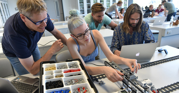 Apl. Prof. Dr. Martin Trauth (left) and his students. Photo: Karla Fritze.