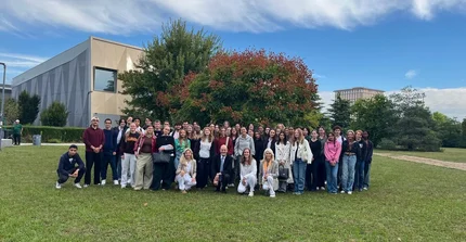 Auf dem Bild begrüßen Frau Prof. Dr. Dijoux, Frau Prof. Dr. Demme und Herr Prof. Dr. Sonnentag die französischen Studierenden der L1 und L2 auf dem Campus in Paris-Nanterre, wie auch in diesem Jahr.