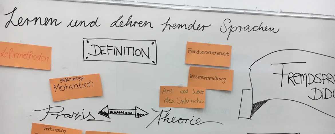 Tafel mit Post-its uns Satz "Lernen und Lehren fremder Sprachen" - 