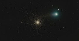 Das Bild zeigt den Kometen C/2021 A1 Leonard bei seinem Vorbeizug am Kugelsternhaufen Messier 3 im Sternbild Bärenhüter. Das Bild ist von Florian Rünger und Moritz Itzerott.