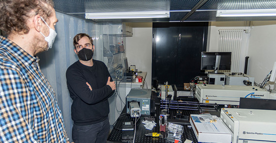 Dr Ingo Gersonde (left) and Dr Toni Haubitz in the lab.
