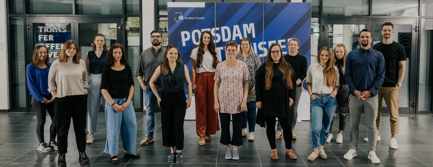 Gruppenfoto vom Team von Potsdam Transfer im Foyer