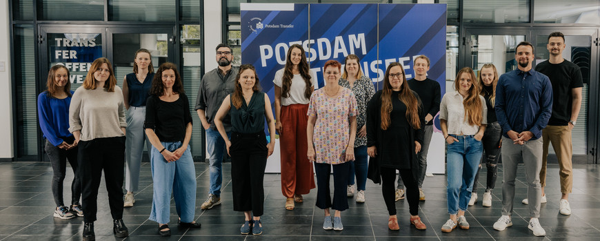 Gruppenfoto vom Team von Potsdam Transfer im Foyer