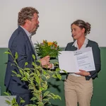 Der Prodekan Prof. Dr. Martin Leubner mit der Preisträgerin Juliane Lieske