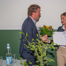 Der Prodekan Prof. Dr. Martin Leubner mit der Preisträgerin Juliane Lieske