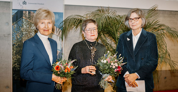 Die Trägerin des Voltaire-Preises für Toleranz, Völkerverständigung und Respekt vor Differenz 2024 Dr. Olga Shparaga (M.) mit der Stifterin der Auszeichnung Dr. Friede Springer und der Laudatorin Prof. Dr. Barbara Stollberg-Rilinger.