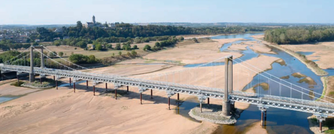 Die auf ein Flüsschen zusammenge- schrumpfte Loire im französischen Département Charente-Maritime - 