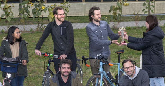 Das HGP-Team um Steffi Zarnack behält den Wanderpokal für die beste Pro-Kopf-Leistung. Das Foto ist von Thomas Roese.