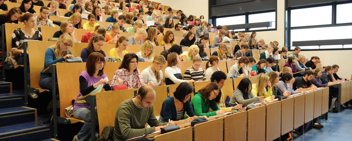 Auf dem Bild sind die Studierende der Uni Potsdam im Hörsaal zu sehen. Das Foto ist von Karla Fritze. - 