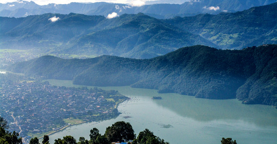Phewa Lake, an attraction of Pokhara city. The lake was dammed by rubble from the high Himalayas. Whether this was a consequence of major earthquakes in the Middle Ages is not yet clear. Photo: Oliver Korup