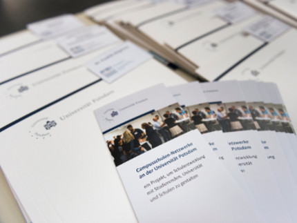 Tagungsmappen und Flyer der 1. Netzwerktagung