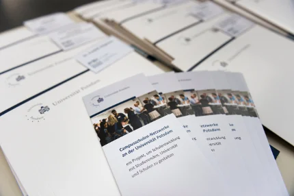 Tagungsmappen und Flyer der 1. Netzwerktagung