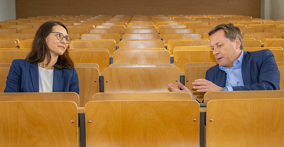 Prof. Dr. Damaris Zurell (l.) und Prof. Oliver Günther, Ph.D. im Gespräch