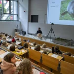 Hörsaal mit Kindern, vorn Referentin und ausgestopfter Biber