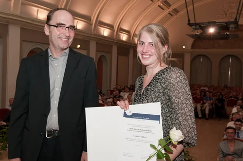 Prodekan Prof. Dr. Dirk Wiemann mit der Preisträgerin Frederike Offizier