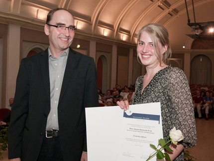 Prodekan Prof. Dr. Dirk Wiemann mit der Preisträgerin Frederike Offizier