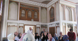 Exkursionsteilnehmer in den Räumen der Tabriz Islamic Arts University, Foto: N. Riemer