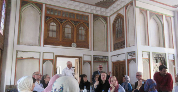 Exkursionsteilnehmer in den Räumen der Tabriz Islamic Arts University, Foto: N. Riemer