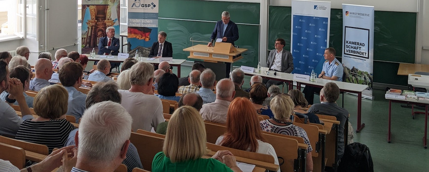 voller Hörsaal bei der sicherheitspolitischen Diskussion am 8.6.2023