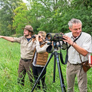 Ranger Hannes Hause (l.) erklärt bei Führungen, warum der Naturschutz so wichtig ist.