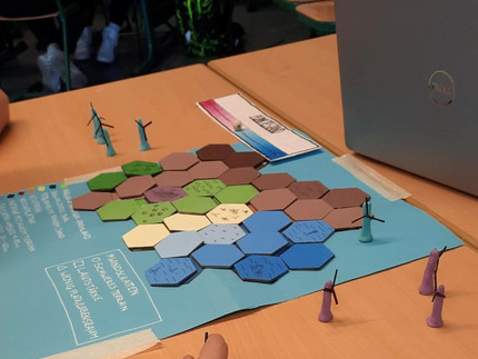 Kind spielt ein Gesellschaftsspiel mit Windmühlen