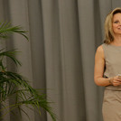 Kristina Tschesch moderiert eine Veranstaltung.