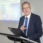 Herr Staatssekretär Fischer hält Grußworte zur Eröffnung der Veranstaltung "Uni trifft Schule"