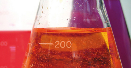 Großaufnahme eines Glaskolben mit roter Flüssigkeit