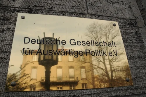 Plakette am Eingang des Gebäudes der DGAP.