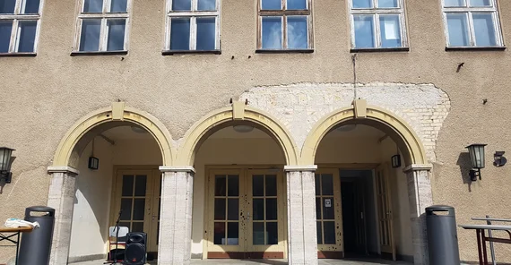 Haus 5, Eingang