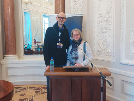 Dr. Prickett und Dr. Majewska-Meyers am Rednerpult