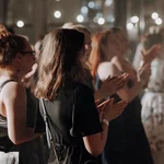 Gäste beim Universitätsball applaudieren für das effektvolle Showprogramm.