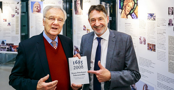 Brandenburgs ehemaliger Ministerpräsident Manfred Stolpe (links) und Potsdams damaliger Oberbürgermeister Jann Jakobs (rechts) präsentieren 2016 anlässlich der Ausstellung „Weltethos In Potsdam“ das neue Potsdamer Toleranzedikt