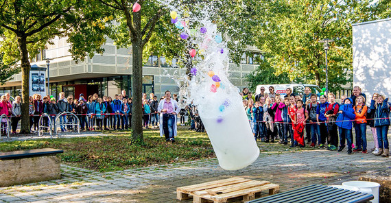 Im Experiment explodiert ein künstlicher Vulkan – voller Wasserbomben.